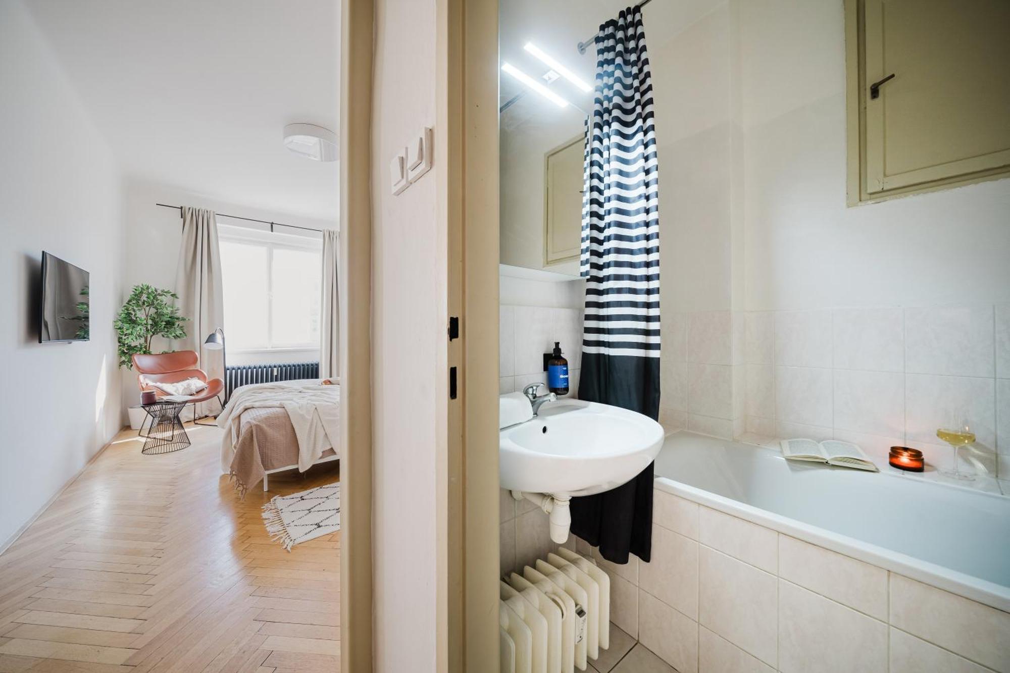 Days - 1bdr - Workspace - Netflix - New Town Praga